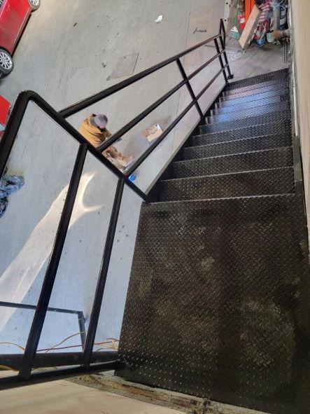 diamond plate steel landing with bullnode and guardrailing