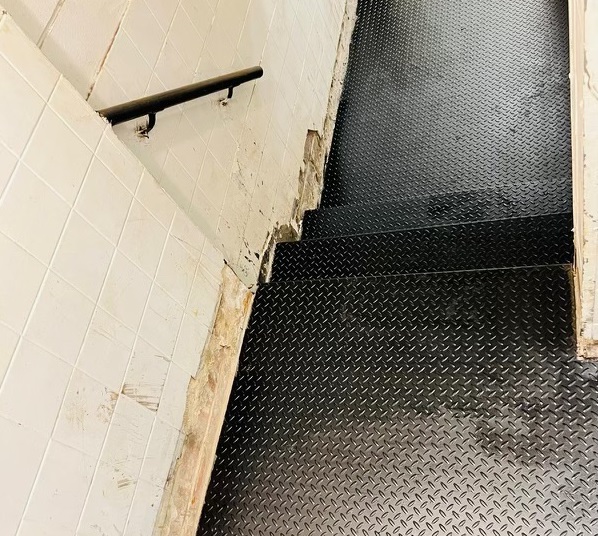 Diamond plate steps, walkways and landings, Queens