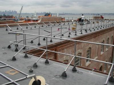 Welded stainless steel parapet guardrails roof rails rubber roof booties