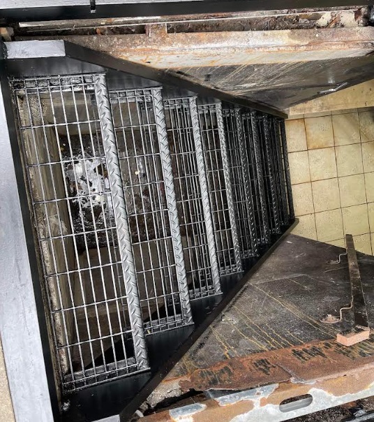 Grating steps on stairs for drainage and slip resistance, Manhattan