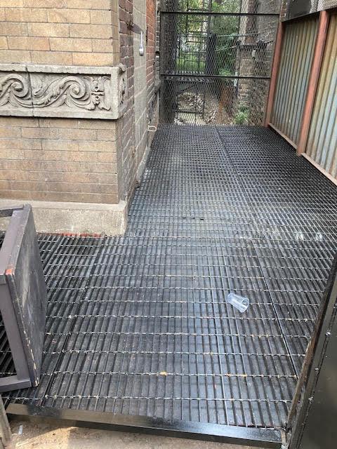 steel grating leveled floor over steel plating