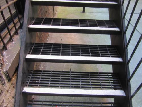 Grating steel steps